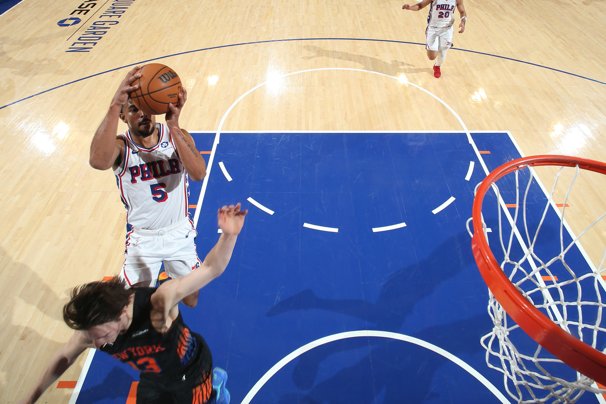 关键时刻纽约尼克斯迎来里程碑布鲁克林篮网窗口期远射贴柱，Scout在塞尔维亚队比赛中失利看傻球迷